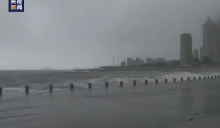 注意安全！大连沿岸出现巨浪 地砖被冲起掀翻
