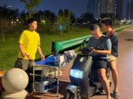 10岁“小孩哥”暑期摆摊卖冰水6天卖出近80瓶 父亲：目的不为赚钱，锻炼计算与沟通能力