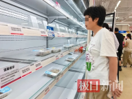 台风将至有超市叶菜肉3小时售罄 市民抢购生活物资