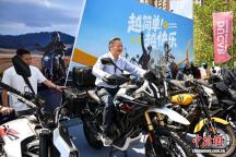 赖岳谦夫妇对大陆产电三轮爱不释手 期待两岸机车合作共进