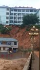 海南暴雨致一中学门前塌方暂无伤亡 学校紧邻塌方边缘