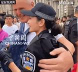 上海外滩女特警这一幕被点赞 礼貌与威严并存
