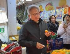 黄仁勋在上海逛菜市场，可能惦记着三件事