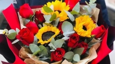 В дни празднования 100-летия Компартии Китая по стране стало модным дарить букеты красных цветов