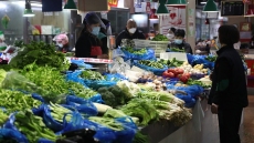 В Шанхае начнут поэтапно открываться торговые центры и овощные рынки