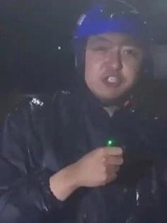 现场直击:记者因狂风暴雨说不出话