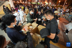 特写：香港大埔火灾救援中的爱心接力