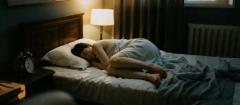 一觉醒来腰酸背痛？这3种睡姿正在毁掉你的脊椎！医生：赶紧改