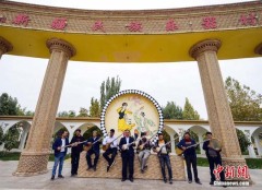 Pusat Alat Muzik Etnik di Xinjiang