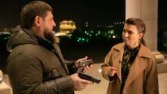 卡德罗夫展示为泽连斯基准备的手枪 称方便让他像希特勒一样自杀！