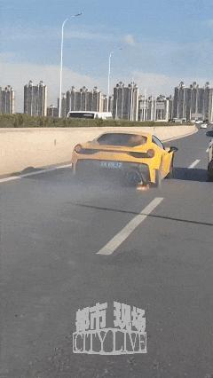 法拉利高架上起火 火勢(shì)猛烈半截車(chē)身被燒毀