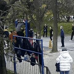 老人在单杠上做大回环 突发心梗不幸离世 寒冷天气增加心梗风险