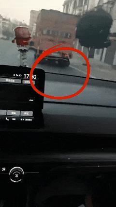 湖南一男子被挂货车底盘拖行 后车紧急拦停救援