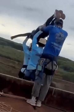 21岁女子在巴西蹦极未系安全绳正规股票配资，被工作人员从40米高的桥上抛下，坠地身亡 悲剧因疏忽酿成