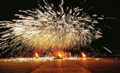Intangible Cultural Heritage：Molten “iron flower” Fireworks Performance