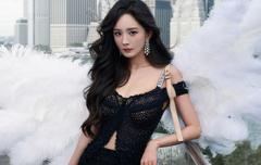 杨幂穿露肩黑裙看维密秀 身背羽毛翅膀宛如天使
