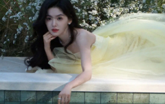 章若楠穿抹胸裙明媚清甜 回眸淺笑宛如童話公主