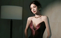 沈梦辰一袭红色V领长裙勾勒曼妙身姿 纯欲十足