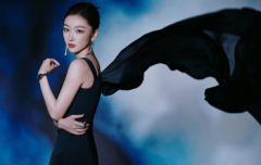 周冬雨穿黑色礼服腰肢纤细 梳复古盘发气质优雅