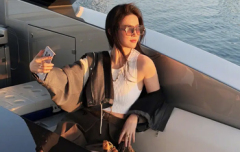 刘亦菲灰色系穿搭勾勒利落身形 落日下优雅明媚