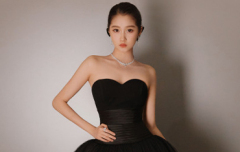 关晓彤穿抹胸纱裙配宽檐帽 红唇冷眸优雅又贵气