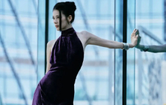 赵昭仪穿丝绒裙神态冷峻 侧身回眸气场酷飒神秘