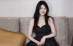 李菲儿穿黑抹胸裙秀性感身材 修长美腿白嫩吸睛