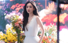 娜扎穿白色长裙气质清纯动人 化身春日捧花少女