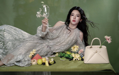 周也透视裙秀曼妙身姿 与鲜花绿植合影清新怡人