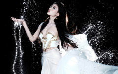 林允一袭白裙变身海底神女 侧颜绝美清冷感拉满