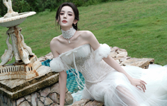 娜扎穿白抹胸裙似优雅白天鹅 身姿曼妙曲线迷人