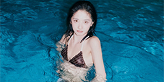 王影璐身穿条纹比基尼少女感十足