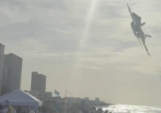 美战机低空高速掠过人群