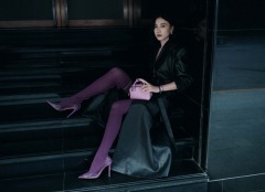 宋佳短发红唇造型写真 黑风衣紫网格丝袜个性十足