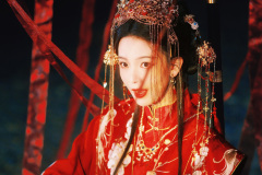 29岁陈瑶身穿红色中式嫁衣 肤若凝脂美艳撩人