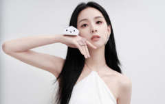 陈都灵穿白色套装垂眸沉思化身清纯白月光