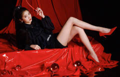 关晓彤红黑撞色大片释出 复古摩登尽显飒爽魅力