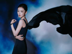 周冬雨穿黑色礼服腰肢纤细 梳复古盘发气质优雅