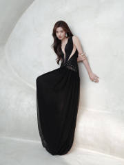 卢昱晓穿黑色镂空透视裙性感迷人 深V开到腰太惹眼