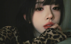 鞠婧祎穿豹纹上衣散发纯欲诱惑 黑发红唇性感慵懒