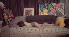 杨超越趴在沙发上睡觉 身材凹凸有致修长双腿吸睛