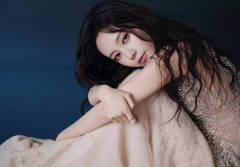 李一桐穿肉色薄纱裙点缀钻石 微微歪头眼神勾人