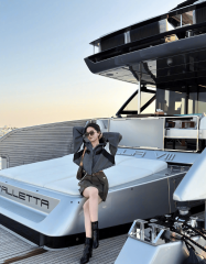 刘亦菲灰色系穿搭勾勒利落身形 落日下优雅明媚