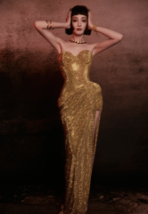 彭小苒穿鎏金裙装曲线曼妙 埃及风格造型神秘冷艳