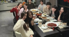 杨颖穿修身短袖腰身纤细 和网红聚会颜值亮眼出众