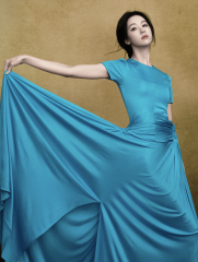 陈都灵穿宝蓝长裙腰肢纤细 轻抬裙摆灵动优雅