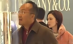 张萌和老公逛街甜蜜亲吻 日常互动亲昵随性