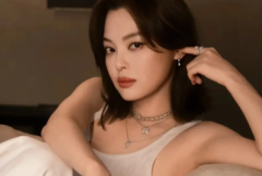 辛芷蕾冬至晒居家氛围感美照 笑容明媚松弛感拉满