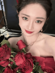 周洁琼一袭红裙气质柔媚 红玫瑰点缀画面神态娇俏