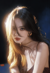 古力娜扎穿酒红吊带裙身材诱人 神态冷艳又妩媚